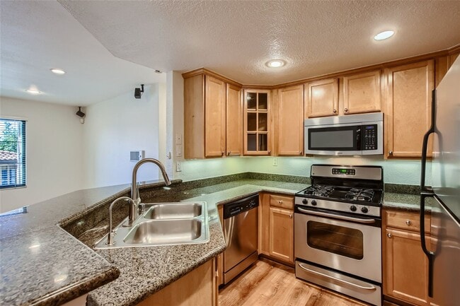 Building Photo - 2 Bedroom 2 Bath Condo in Del Mar!!!