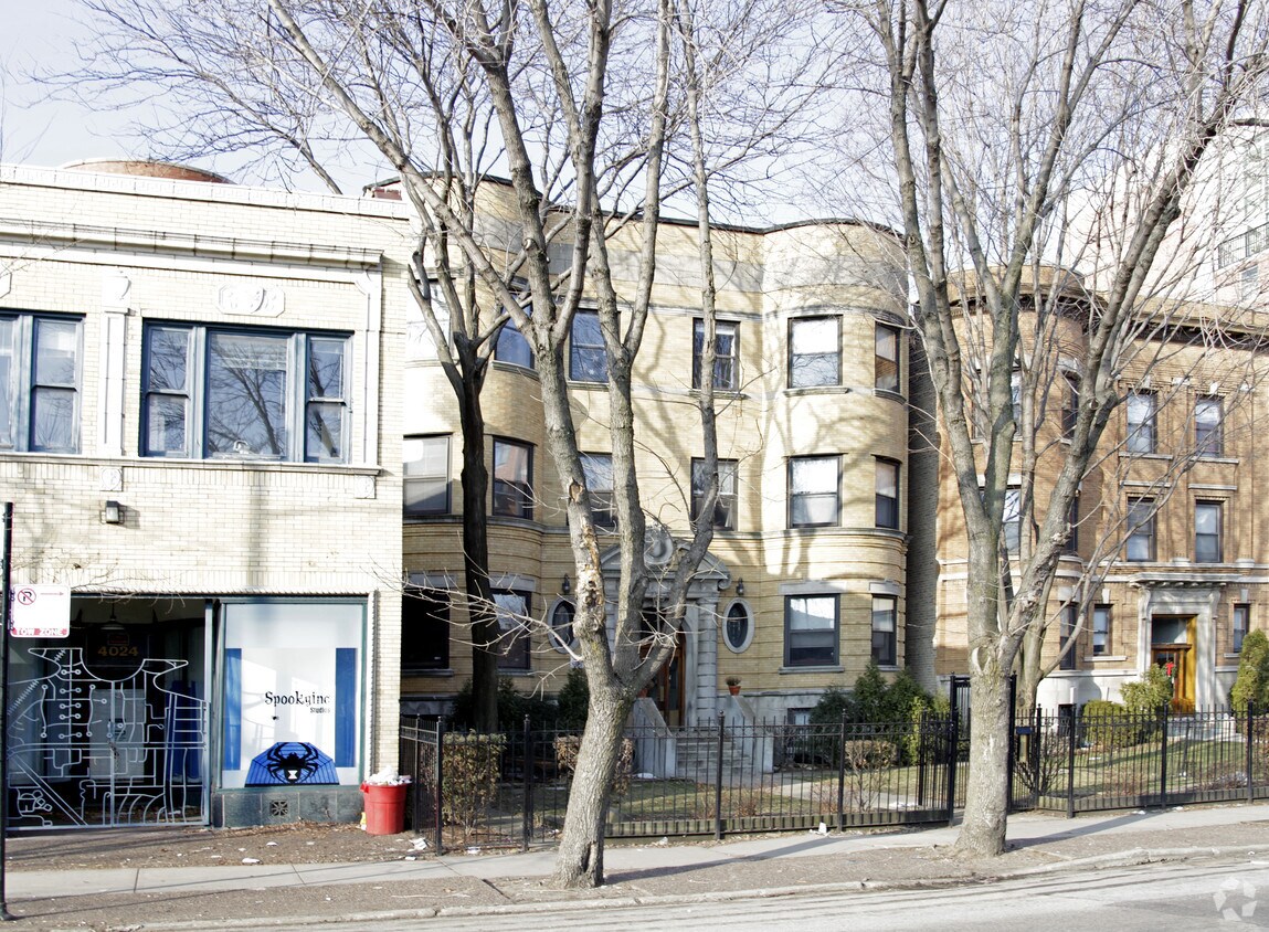 Building Photo - 4028-4030 N Sheridan Rd