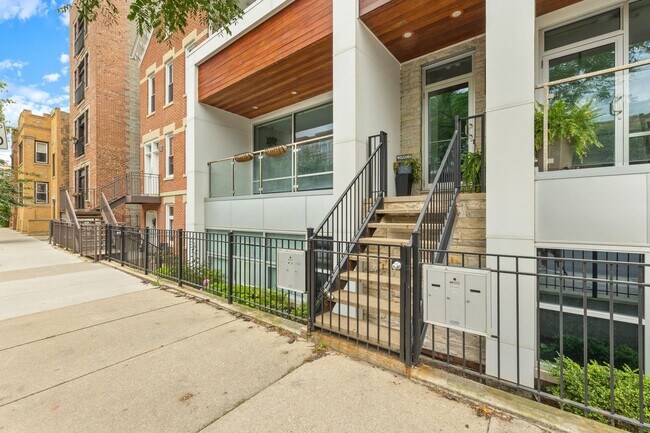 Building Photo - 1821 W Armitage Ave