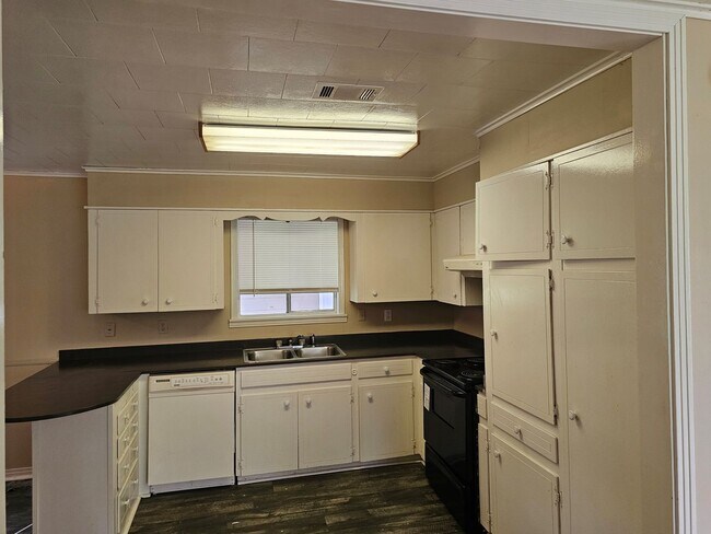 Foto del edificio - ****MOVE IN SPECIAL**** 1/2 OFF 1st MONTHS...