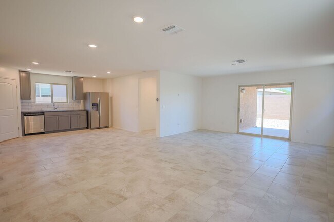 Building Photo - 3 Bedroom 2 Bath