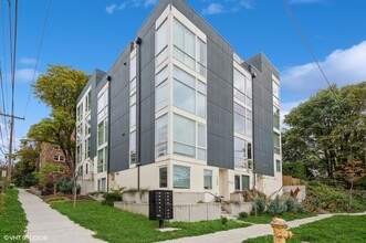 Building Photo - 1632 15th Ave