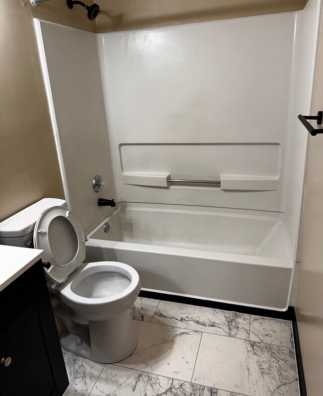 Foto del edificio - Room in Apartment on University Ct