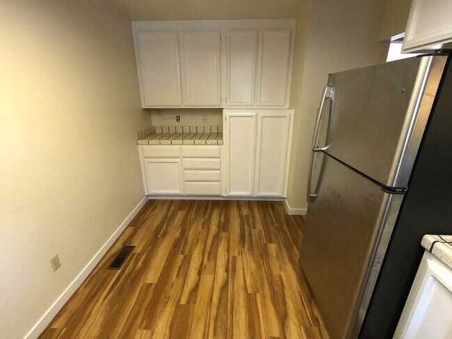 Foto del edificio - SPACIOUS 3 BED  2.5 BATH END UNIT TOWNHOME IN SAN MARIN VALLEY