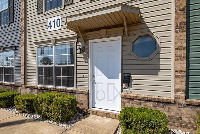 Building Photo - 410 SE J St