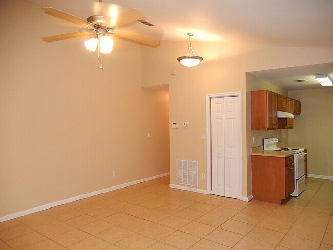 Building Photo - LOVELY 3/2 w/ Will have new paint, Walk-In...