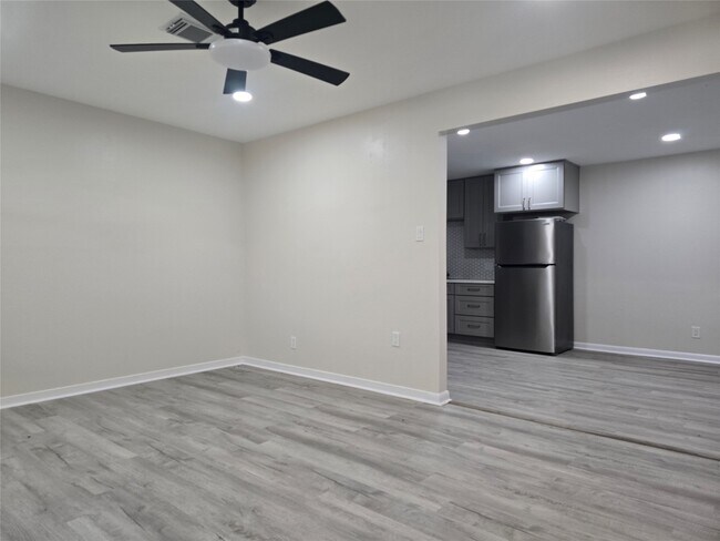 Building Photo - 10518 Royal Oaks Dr