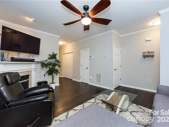 Foto del edificio - 1265 E Woodlawn Rd