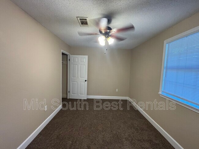 Building Photo - 5 Hiland Pl