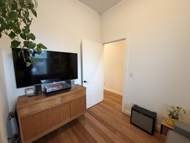 Foto del edificio - 1134 Foothill Blvd