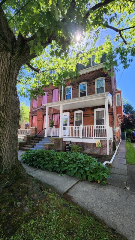 Primary Photo - 438 S River St