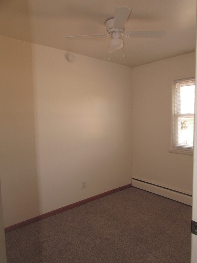 Building Photo - 3 BEDROOM | 1 BATH | SOUTH | DETACHED GARAGE