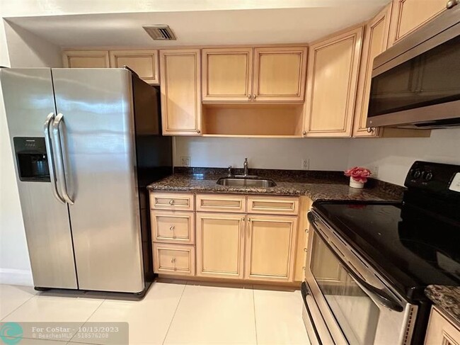 Building Photo - 2950 N Palm Aire Dr