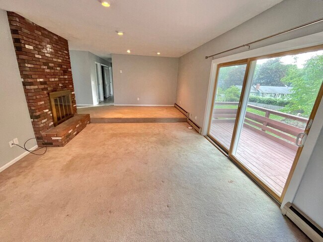 Building Photo - 4 Bed / 3 Bath Single Family w/ Large Back...