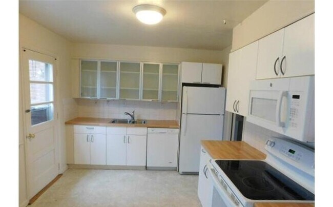 Foto del edificio - Great 4BR 3BA 4 level split minutes to NIH...