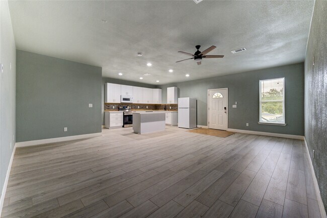 Building Photo - 4323 Continental Dr