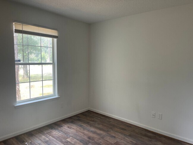Building Photo - Newly Renovated 3/2
