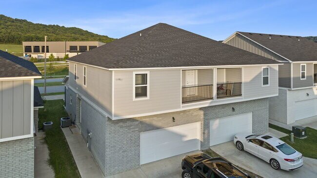 Building Photo - "Spacious 4-Bedroom Duplex with 4.5 Baths ...