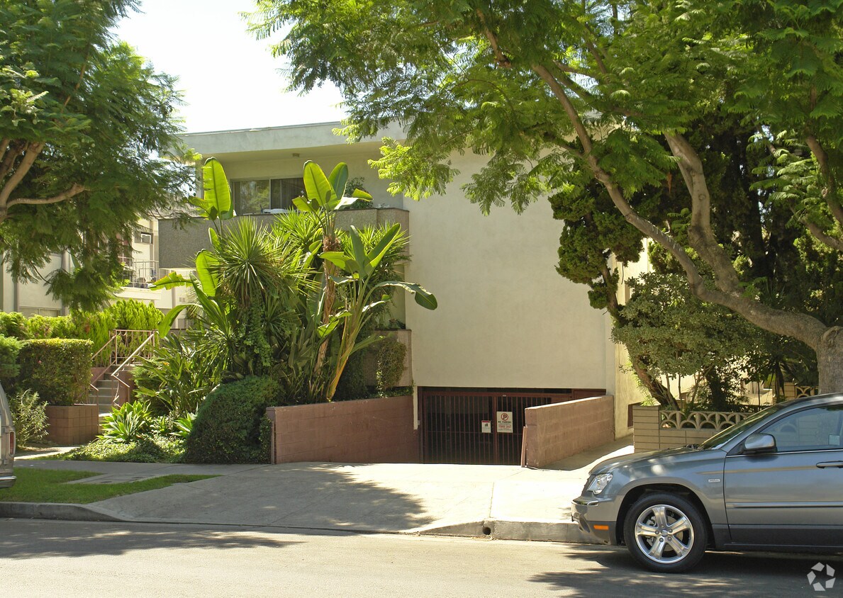 Building Photo - 1401 N Poinsettia Pl
