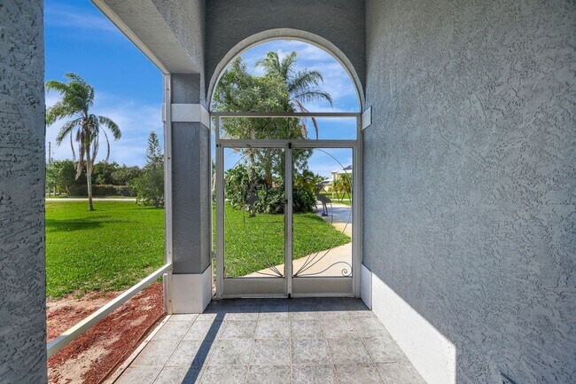 Foto del edificio - A BOATER'S PARADISE WITH THIS STUNNING 3 BEDROOM, 2 BATH WATERFRONT POOL HOME W/DOCK & BOAT LIFT ...