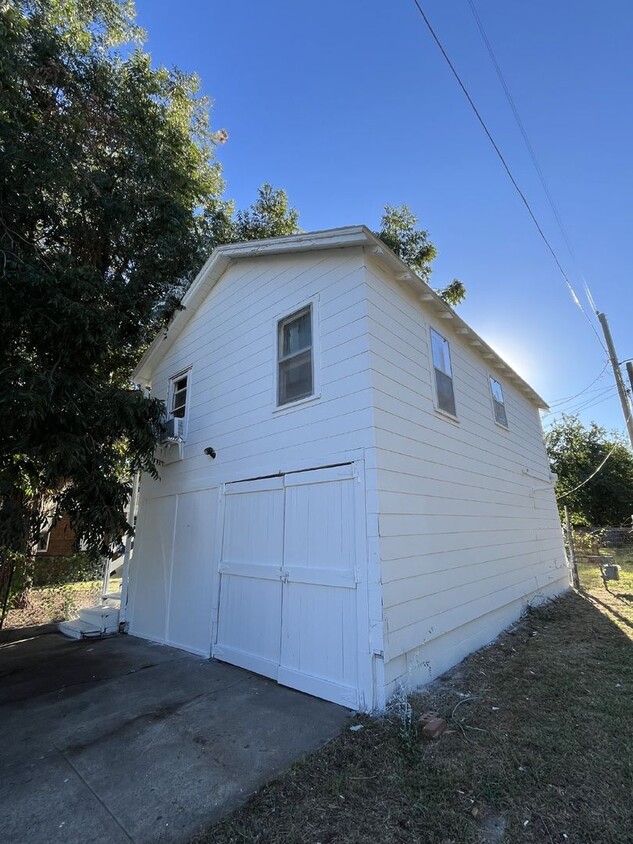 Building Photo - Remodeled one bedroom apartment