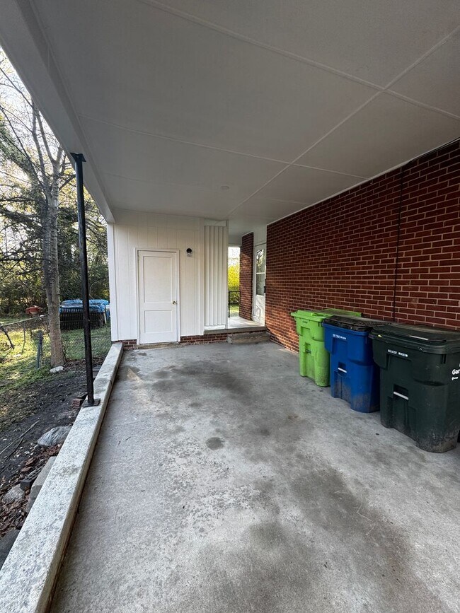 Building Photo - 921 Beverly Dr