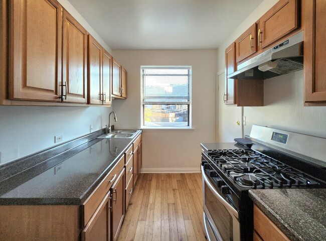 Building Photo - 3217 W Diversey Ave