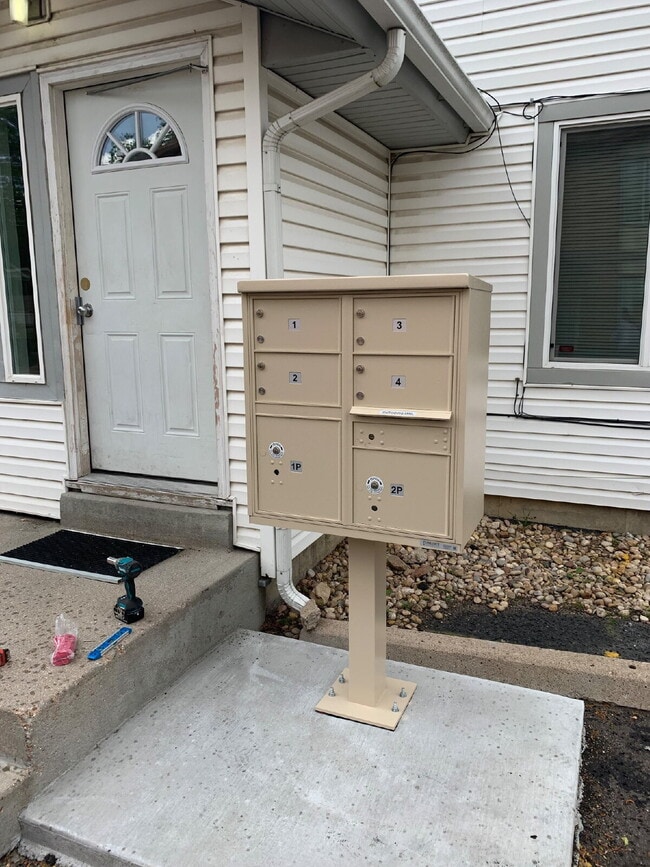 Building Photo - "One Month Free Rent with Signed 12 month Lease, 2-Bed Gem in Denver – Cozy 920 Sq. Ft."