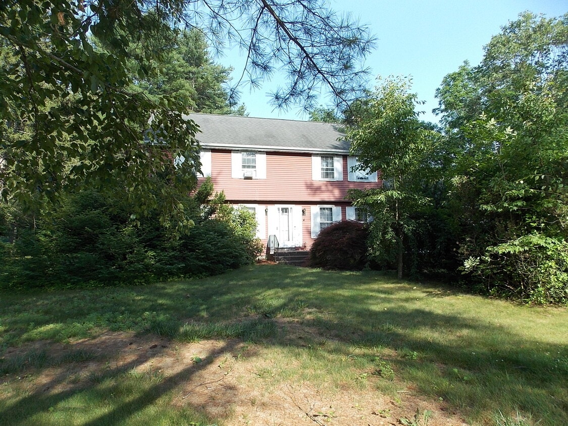 4 bedroom 2.5 bath colonial across from park - 54 Hungary Rd