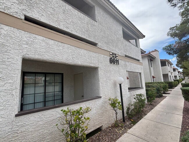 Foto del edificio - 2 Br/2 Ba. Condo on 2nd fl.