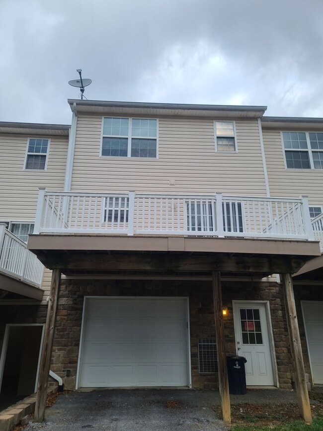 3 Bedroom 2 1/2 bath Townhome for Rent in Townhome Rentals in