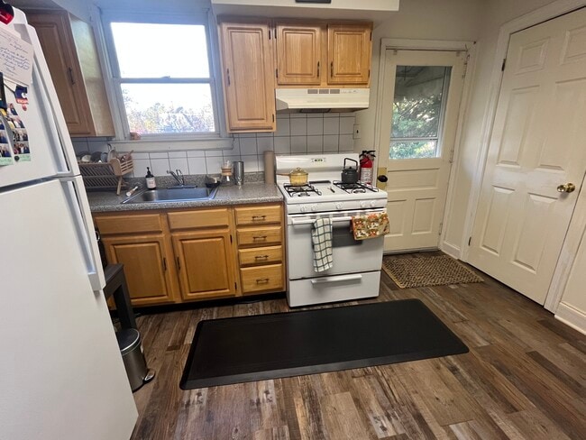 Building Photo - 411 7th St