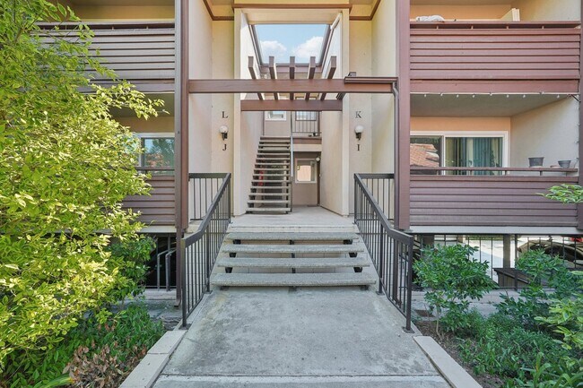 Foto del edificio - Upstairs Bright 2 bedroom Condo