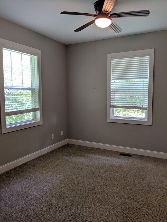 Building Photo - Black Mtn Condo Close to Downtown