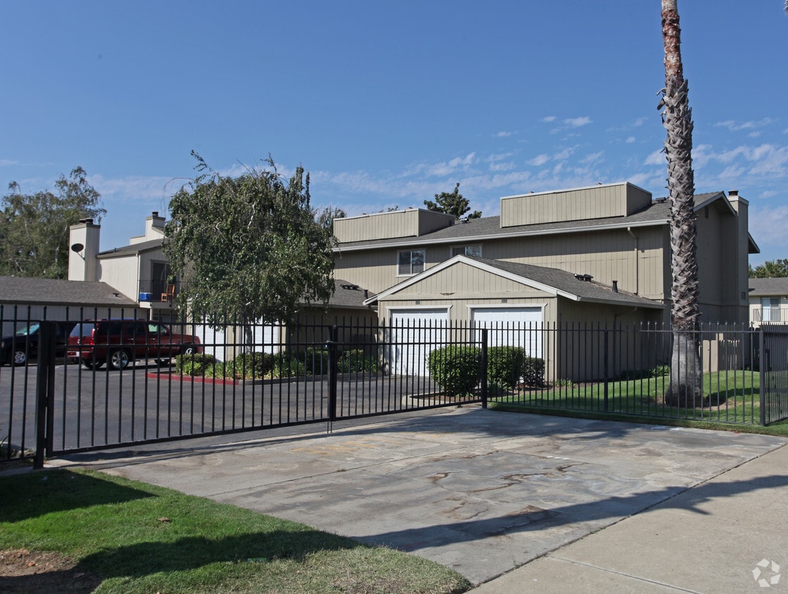 Primary Photo - Stonetree Townhomes Apartments
