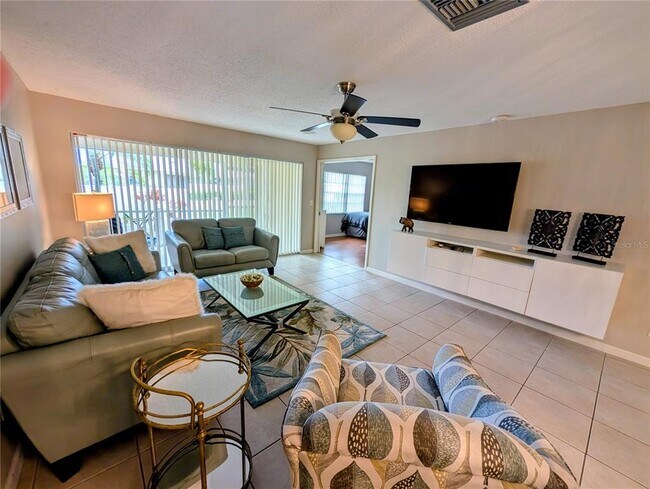 Foto del edificio - 6896 W Country Club Ln