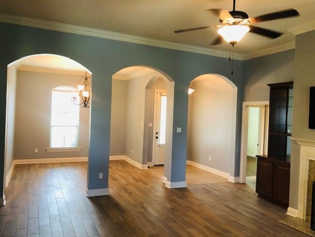 Building Photo - TURTLE CREEK-GATED-BENTON-BEAUTIFUL HOME-N...