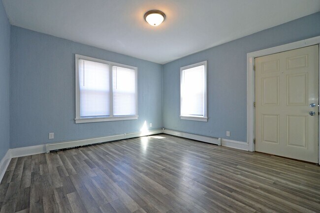 Building Photo - 3-bedroom, 1-bathroom***Available
