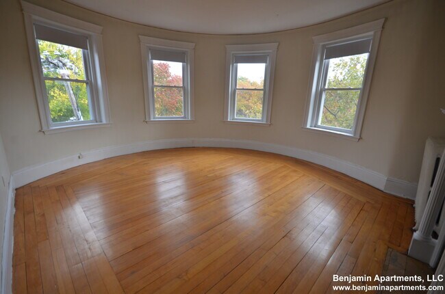 Building Photo - 1824 Beacon St