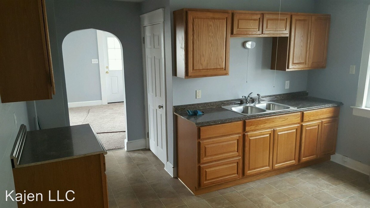Primary Photo - 3 br, 1 bath Apartment - 502 Oak Hill