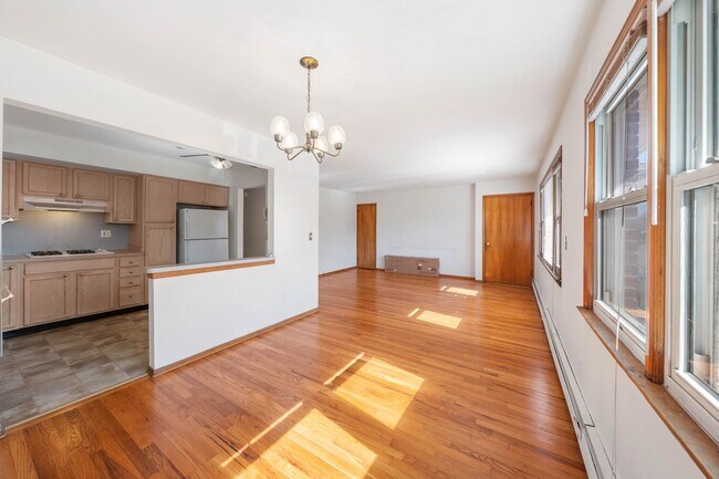 Foto del edificio - Large 3 Bedroom Apt + Private Office Space