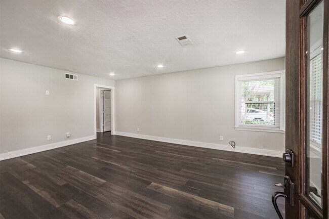 Building Photo - 4924 Mimosa Dr