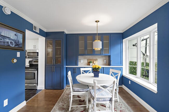 Building Photo - 8944 Chatsworth Dr