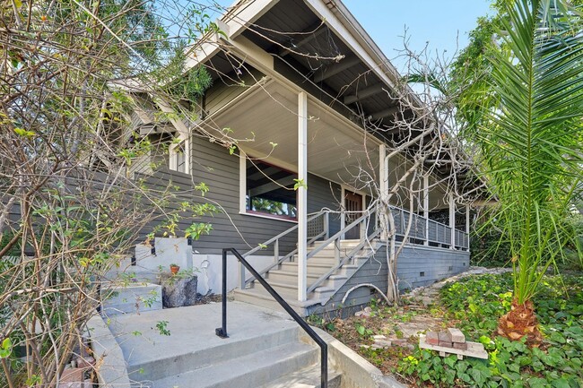 Building Photo - 1044 Manzanita St