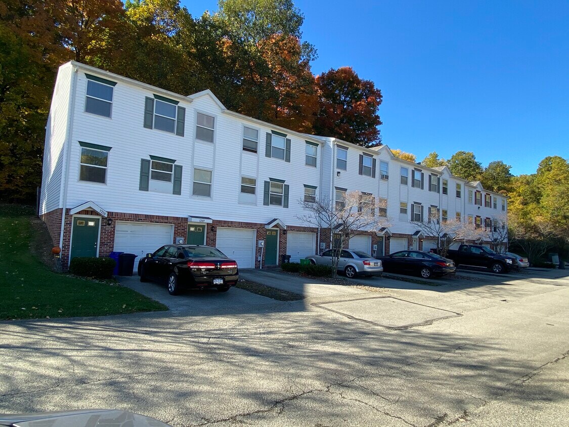 10 Bel Air Dr Unit 1206, Greensburg, PA 15601 Apartments in