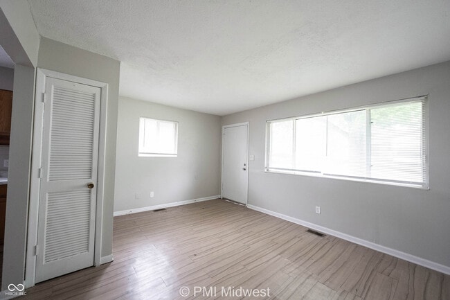 Foto del edificio - 2248 N Leland Ave