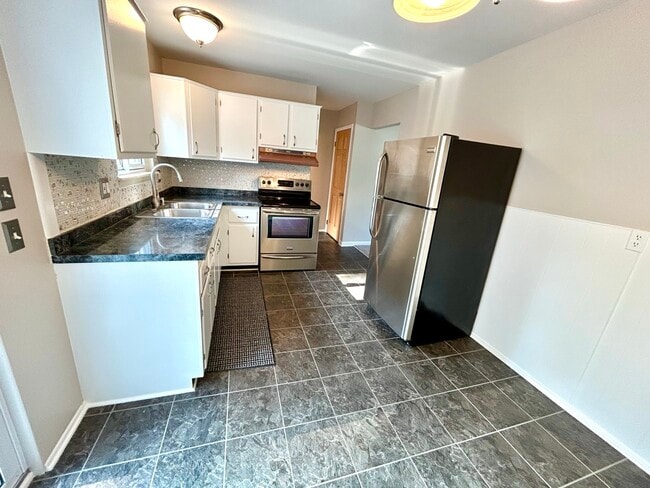Building Photo - 166 N Christine Cir