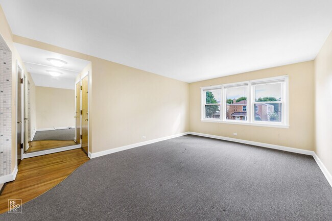 Building Photo - 2626 W Balmoral Ave