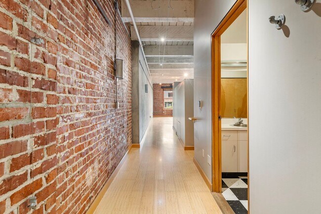 Foto del edificio - Historic Chown Pella Lofts - east facing studio w/parking/most utilities/rooftop deck