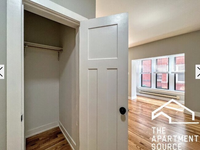 Building Photo - 4419 N Wolcott Ave